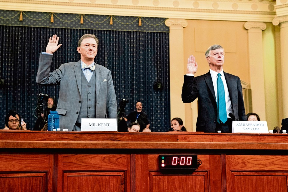 George Kent (links), Oekraïne-specialist van het ministerie, en ambassadeur Bill Taylor leggen de eed af bij aanvang van de hoorzitting. 
