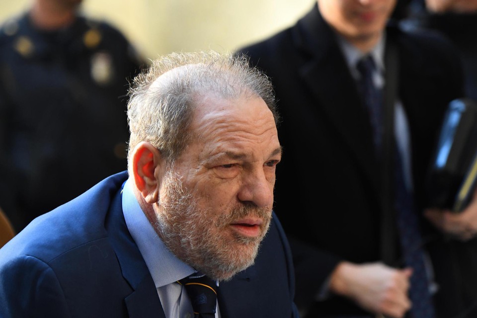 De bekende voormalige Amerikaanse filmproducent Harvey Weinstein is tot 16 jaar cel veroordeeld.