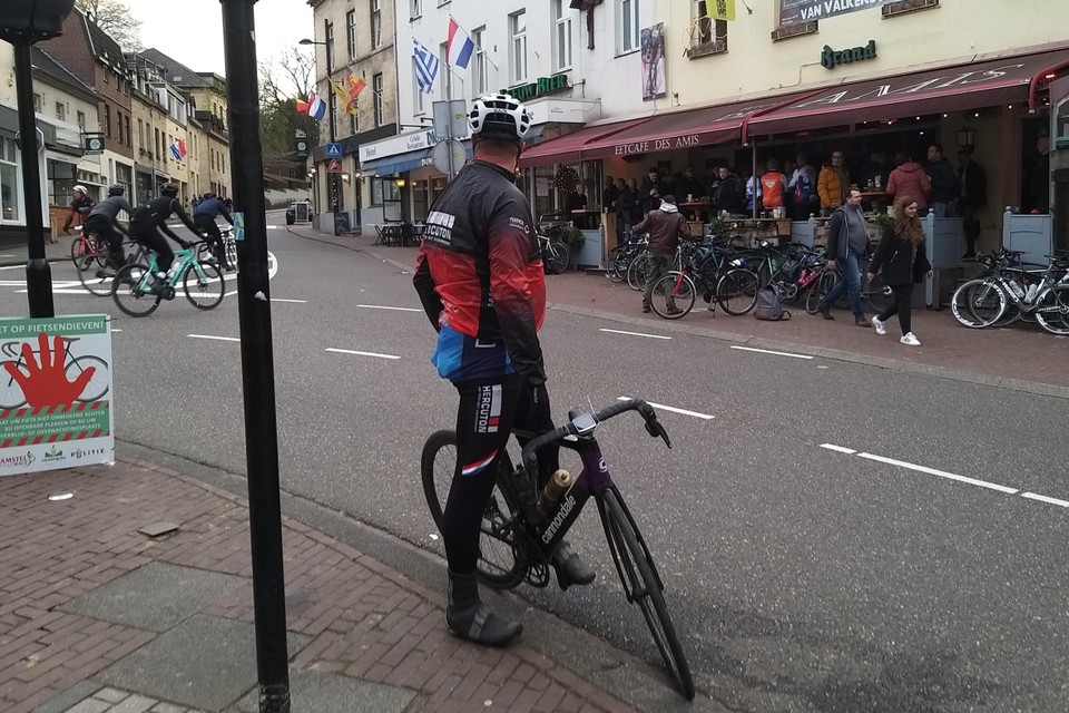 De politie waarschuwt fietsers tijdens de Amstel Gold Race in Valkenburg met borden voor fietsendieven. 