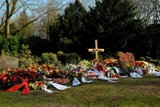 thumbnail: De moord op Jaden schokte veel mensen. Zijn graf ligt bezwaaid met bloemen en brieven. 