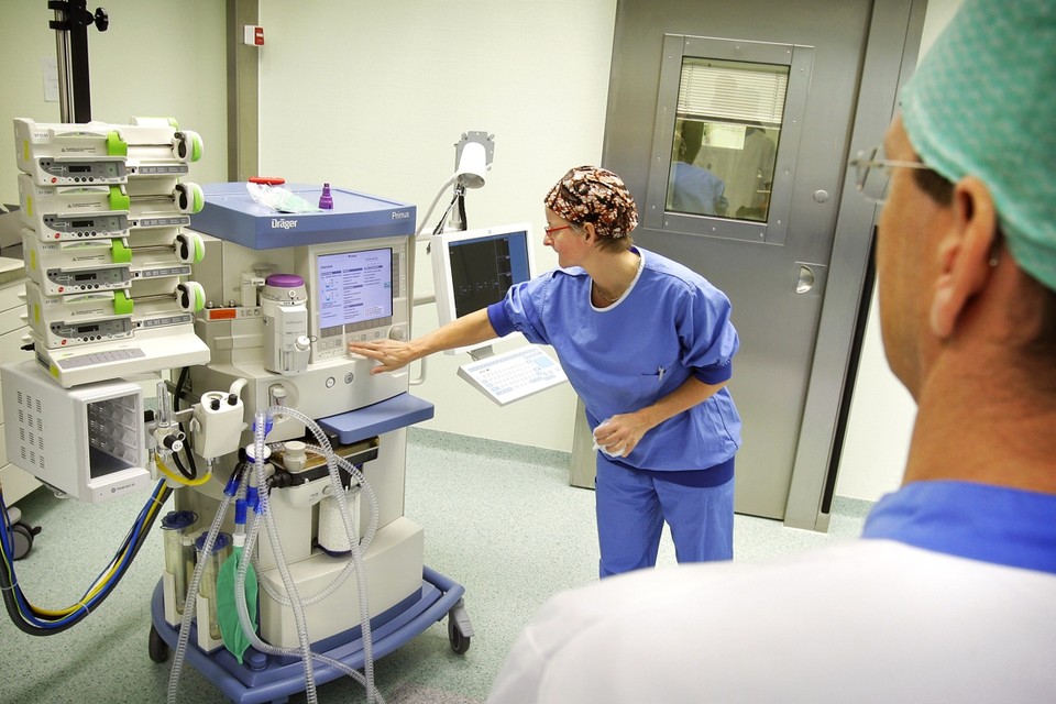 De complexe, dure beademingsapparatuur zoals die nu in ziekenhuizen wordt gebruikt. 
