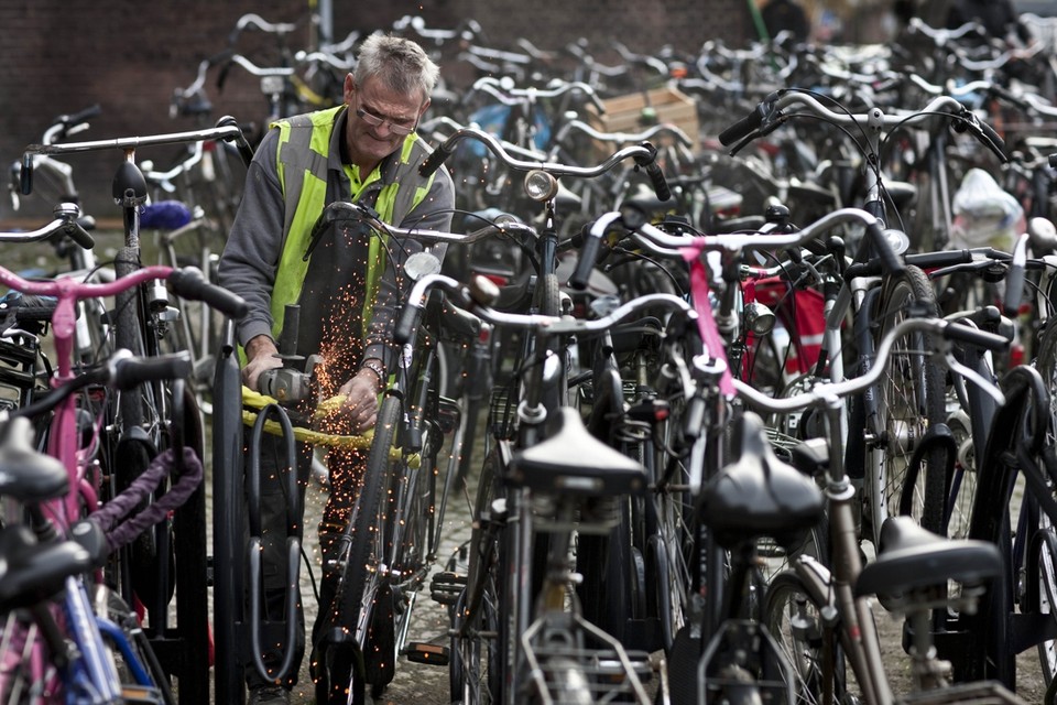 Opruimactie van fietswrakken bij station Maastricht. 