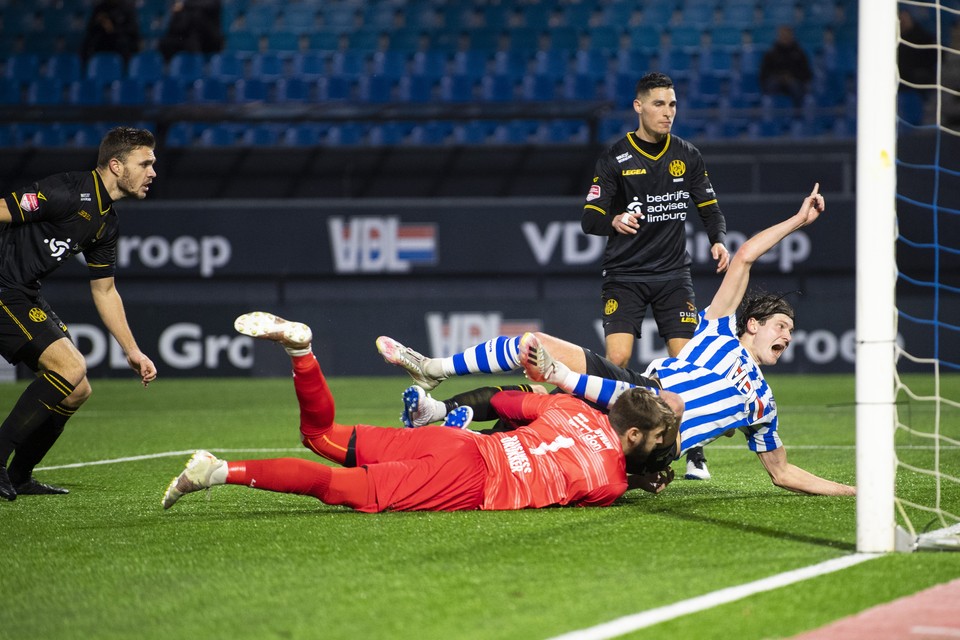 FC Eindhoven-verdediger Peijnenburg maakt in de blessuretijd gelijk. 