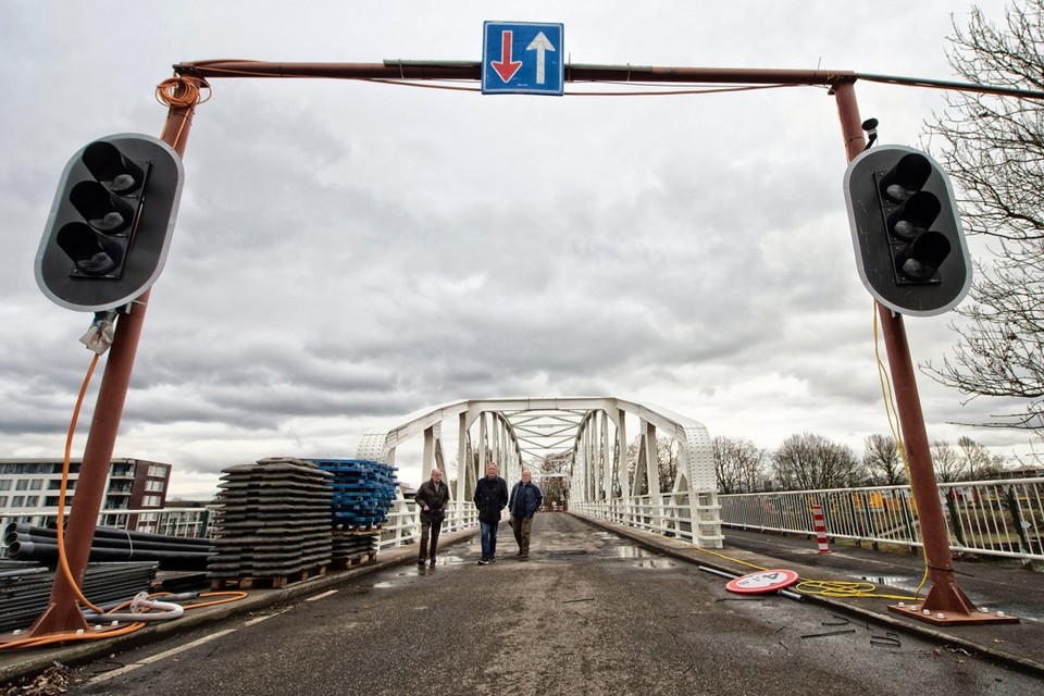 De brug over het Julianakanaal bij Urmond is al langere tijd beperkt open voor verkeer. 