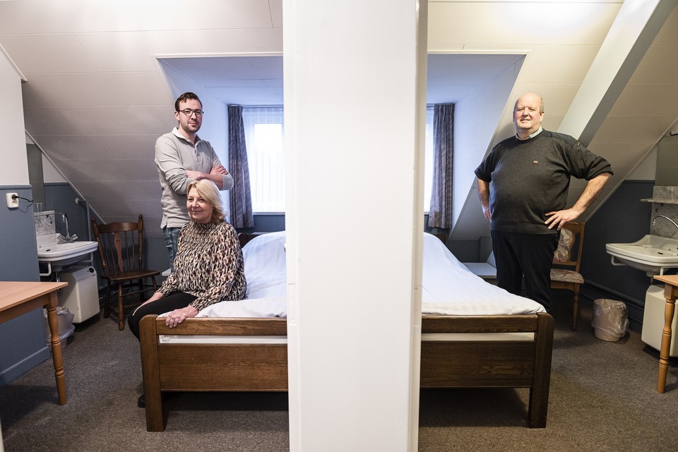 Remco (l), Carola en Charles van de Bilt in twee van de kleinste kamertjes van hun hotel St. Ludwig. 