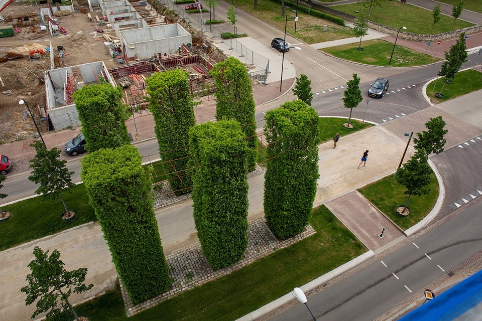 Fotograaf Bert Janssen brengt de nieuwbouw aan de Groene loper in beeld, zoals hier op de kruising bij de Lourdeskerk. 