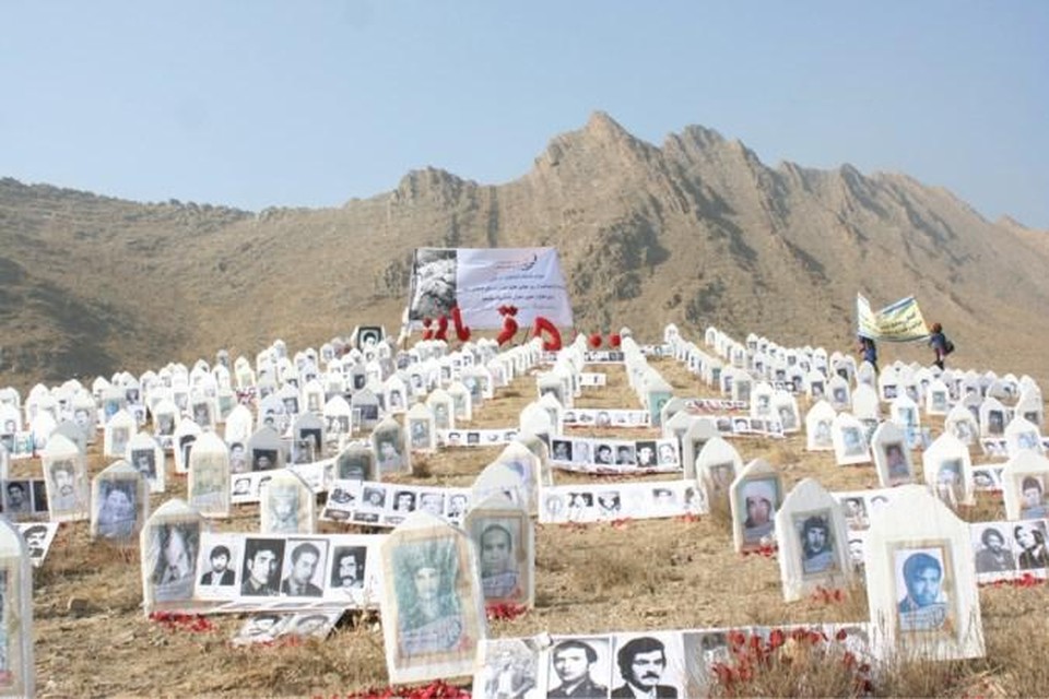 Families van onder het communistische bewind verdwenen en vermoorde gevangenen herdenken met foto’s hun dierbaren net buiten de gevangenis in Kabul. En roepen op tot gerechtigheid. 