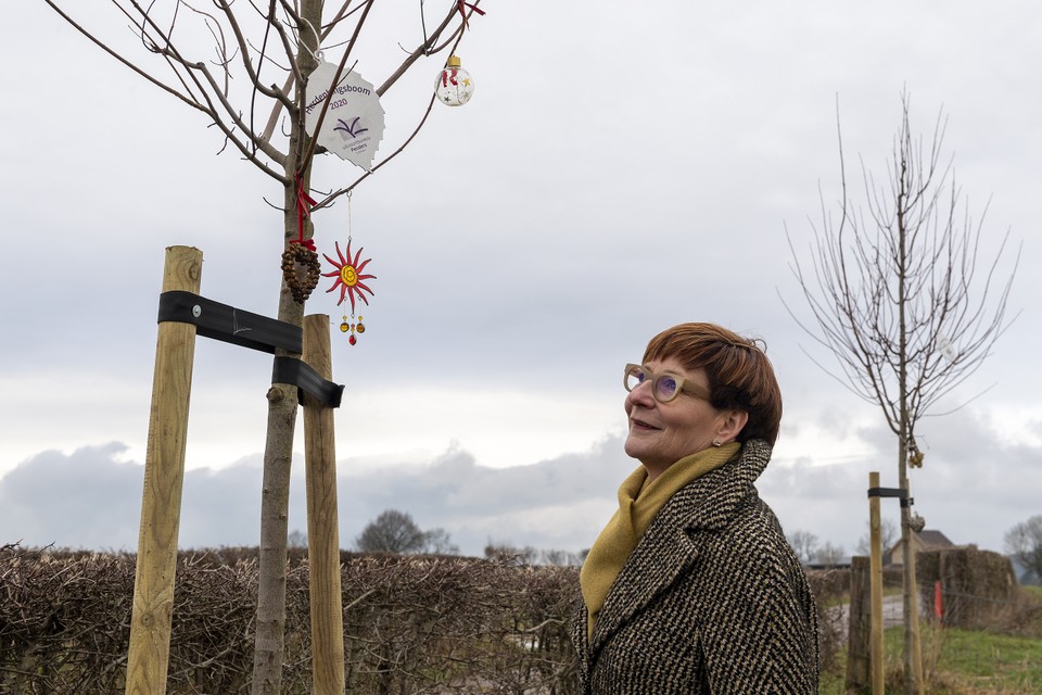 Bernadette Penders-Ernes uit Lemiers bij een van de jongste herdenkingsbomen op de route. 