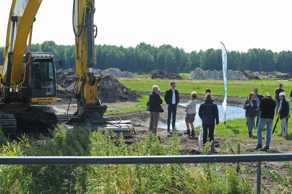 Gedeputeerde Carla Brugman en wethouder Martijn van der Putten gaven de aftrap voor de eerste meander van de vernieuwde Loobeek. 
