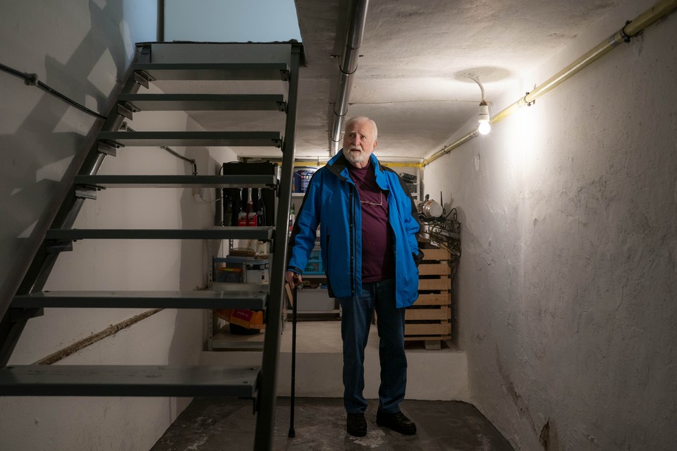 Gerard Colée in de kelder van zijn ouderlijke woning in Born, waar joden in de oorlog schuilden. 