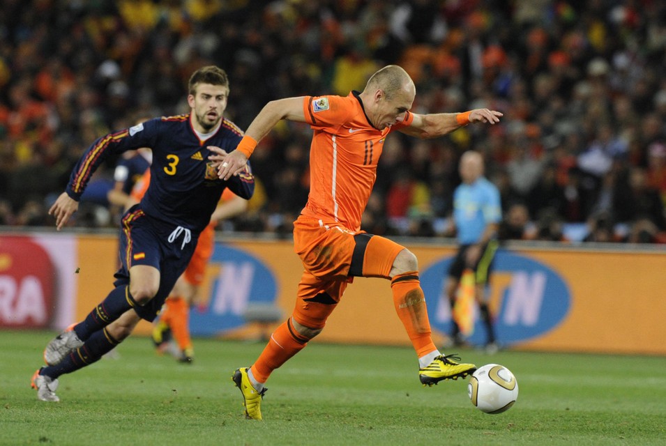 Piqué in de achtervolging bij Arjen Robben in de door Spanje gewonnen WK-finale in 2010.  