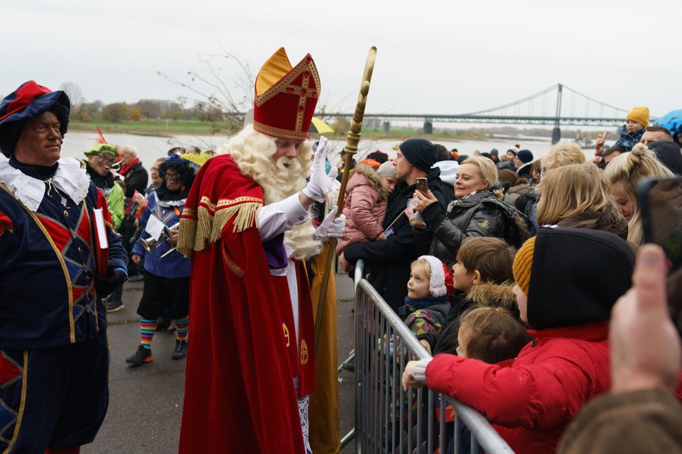 Veel belangstelling bij de intocht van de Venlose Sinterklaas in het Duitse Uerdingen.  