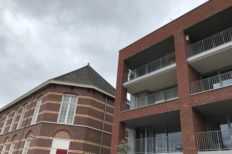 Links het klooster, rechts het appartementencomplex met penthouse. 