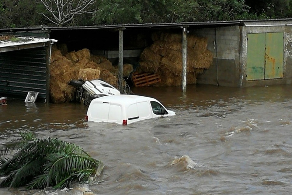 Auto’s worden weggespoeld door het water in het zuiden van Corsica. 
