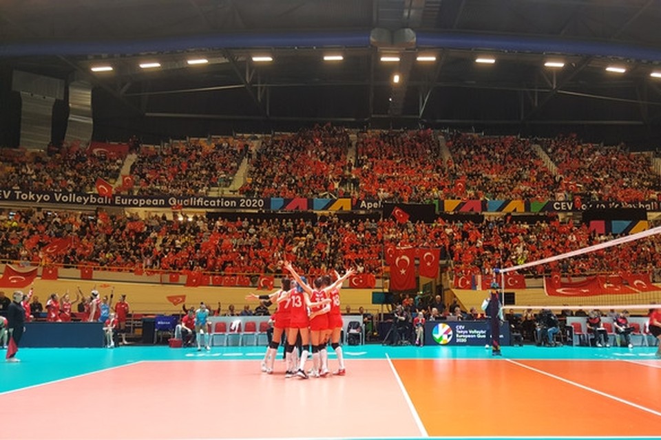 Turkije in actie tijdens de finale van het OKT volleybal tegen Duitsland. 