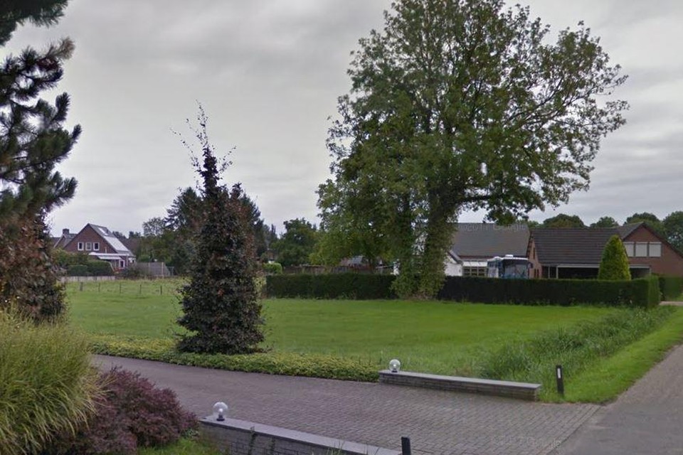 Het perceel aan Oud Boshoven in Weert waar de twee-onder-een-kapwoningen zouden moeten komen.