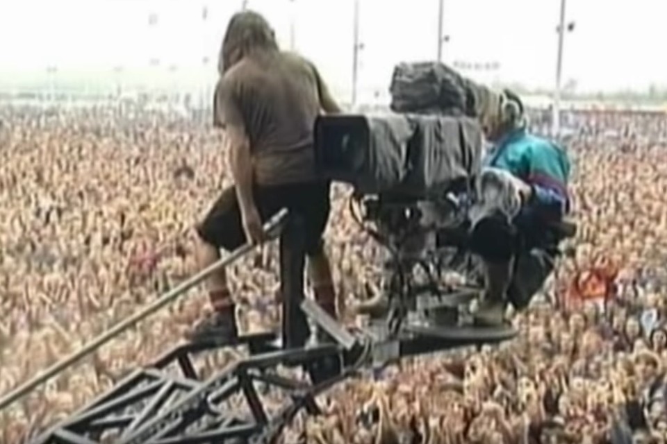 Het optreden van Pearl Jam op Pinkpop 1992 werd legendarisch door de sprong van frontman Eddie Vedder in het publiek.