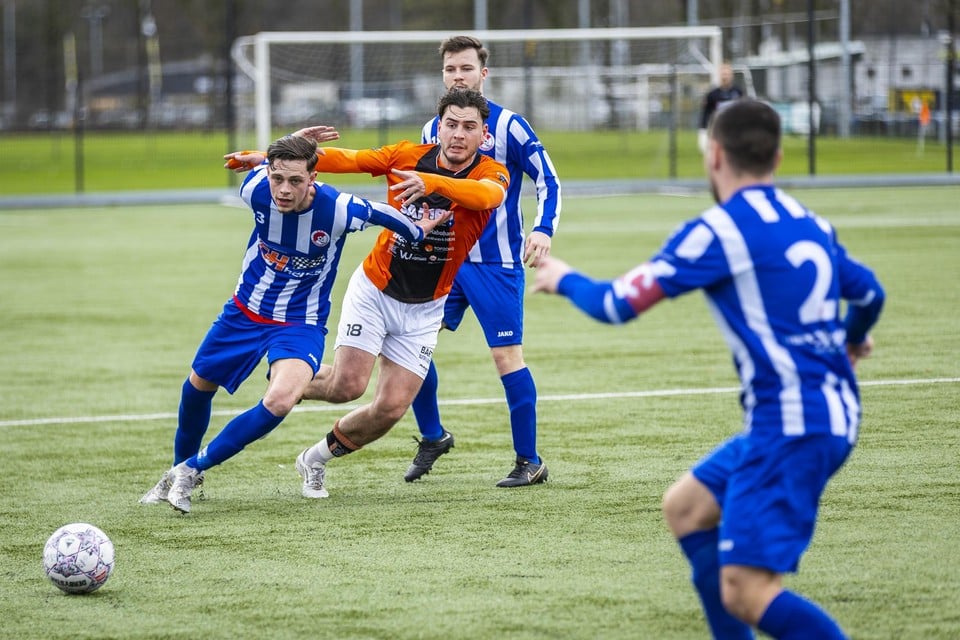 David Driessen in duel om de bal met een speler van EHC.