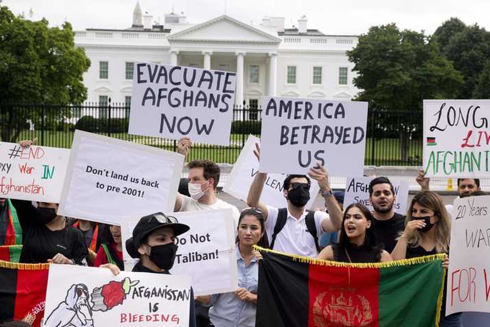 Boos over inname van hun land door de taliban, protesteren Amnerikaanse Afghanen tegen president Joe Biden die ze van verraad beschuldigen. 