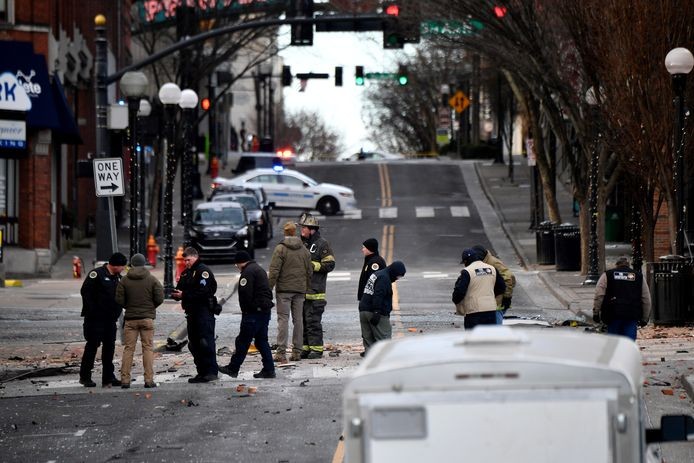 Hulpdiensten tussen de brokstukken in Nashville. Ook omstanders spraken na de ontploffing van een bom. 