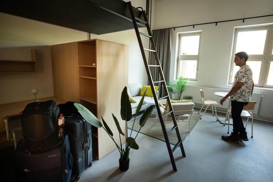 Direct na aankomst inspecteert een buitenlandse student zijn gloednieuwe appartement  in de ontmantelde DSM-kantoortoren in Sittard. 