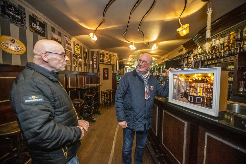 Ron Gribling (rechts) overhandigt zijn maquette aan eigenaar Piet Dings (links) van Café Tante Bet in Venlo. „Hij heeft overal aandacht voor gehad.” 