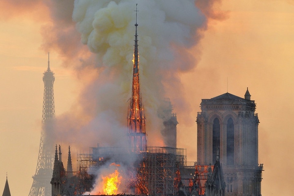 Het dak van de Notre-Dame vloog op 15 april in brand. De eeuwenoude houten constructie werd volledig verwoest. 