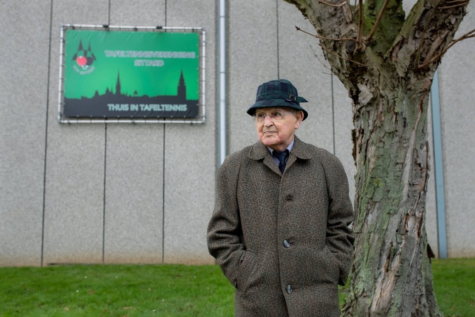 Clubnestor Toon Jacobs (90) poseert voor het drastisch vernieuwde onderkomen van de Sittardse tafeltennisvereniging. 