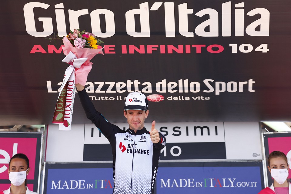 Simon Yates viert zijn etappezege in de Ronde van Italië. 