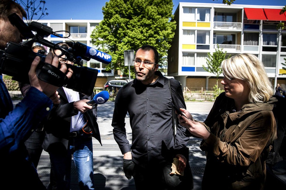 Initiatiefnemer Rogier Meijerink van #Geen4MeiVoorMij komt aan bij de rechtbank voor aanvang van het kort geding.