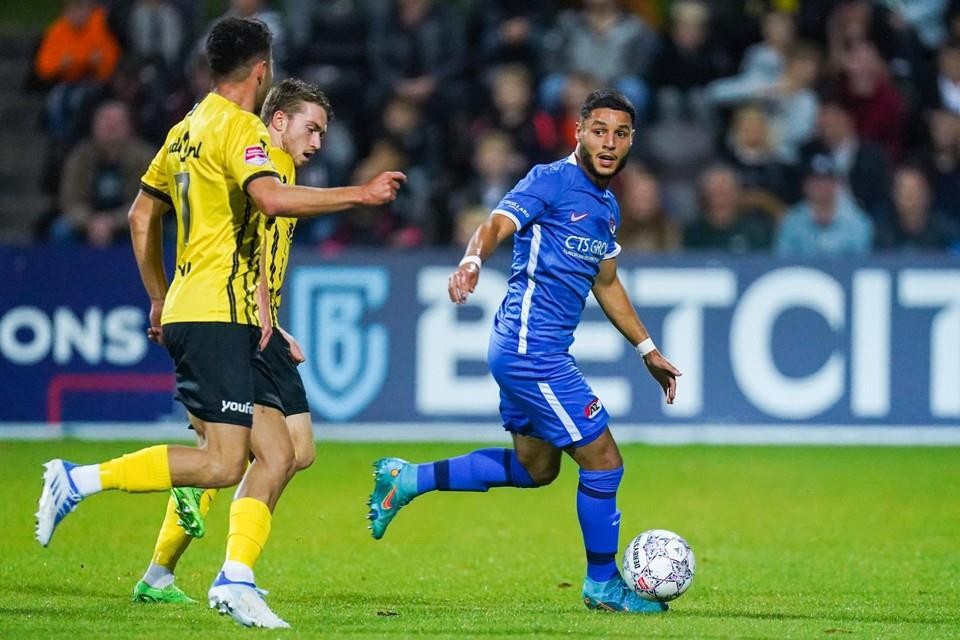 Soulyman Allouch (r) vorig jaar oktober met zijn toenmalige werkgever Jong AZ in actie tegen zijn nieuwe club VVV. Jong AZ won destijds in De Koel met 2-1.