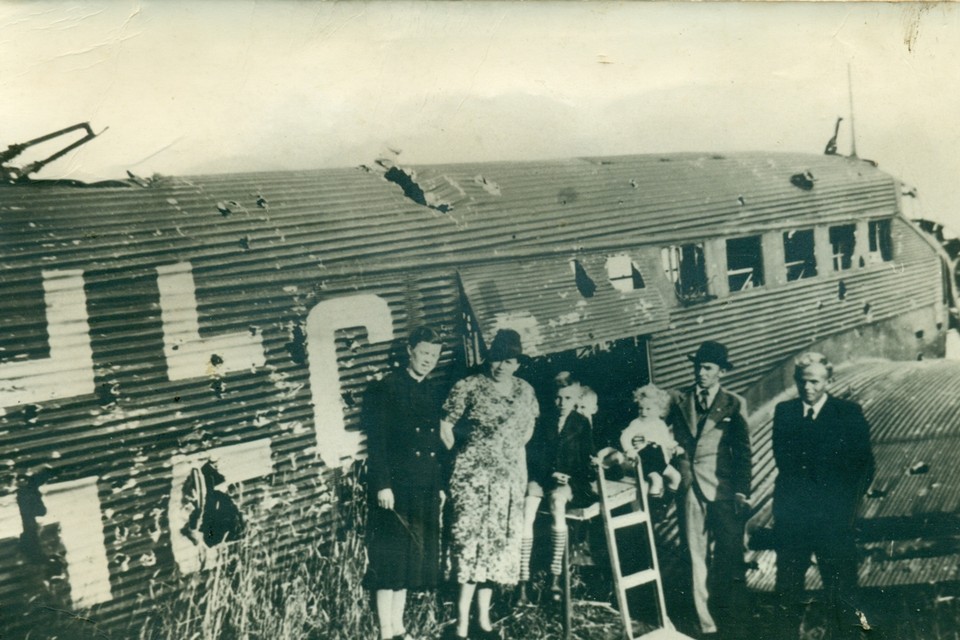 <P>Sevenum/Horst, 1940. Een Duits vliegtuig maakt een noodlanding op de grens van Sevenum en Horst. Het wrak trekt veel bekijks, want veel mensen hadden nog nooit een vliegtuig van dichtbij gezien. </P>