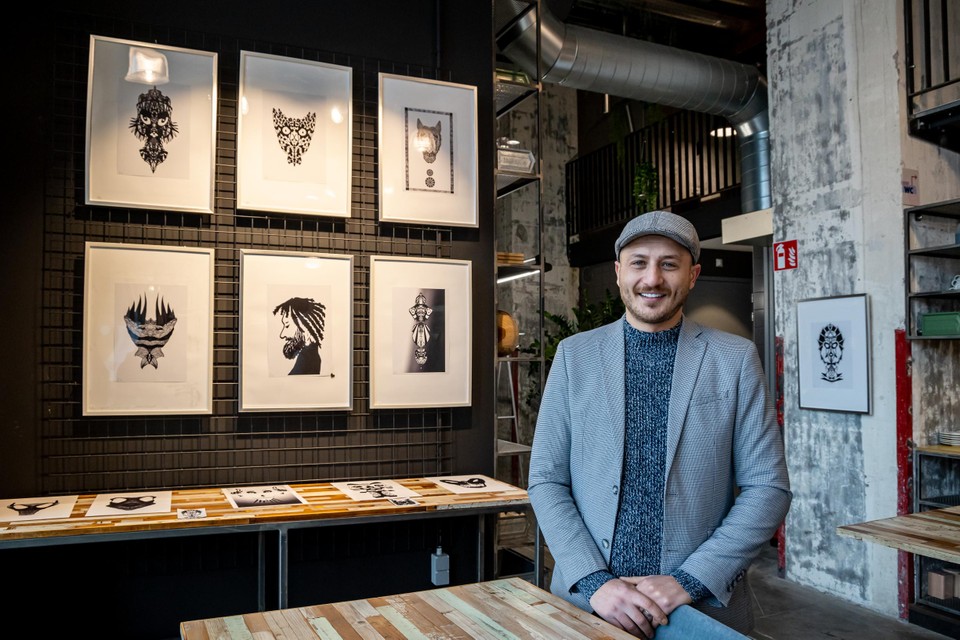Ahmad Khattab in het Eiffelgebouw tussen zijn werk.