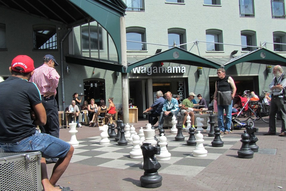 Een schaakspel zoals op het Max Euweplein in Amsterdam, ligt komende zomer waarschijnlijk ook op Plein 1992 in Maastricht. 