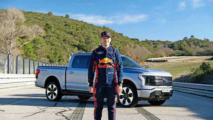 Max Verstappen met een Ford op de achtergrond.