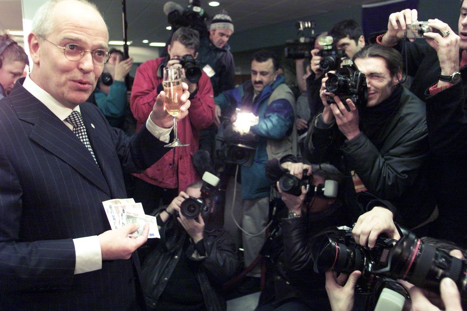 Minister Gerrit Zalm brengt na de jaarwisseling in 2002 in Maastricht een toast uit op de invoering van de euro.  