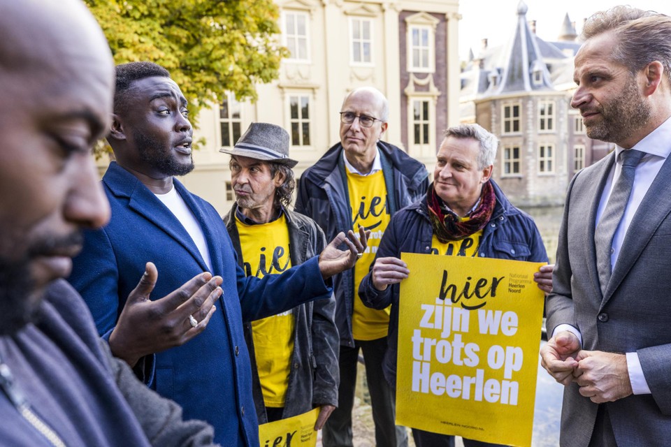 Bewoners en een afvaardiging van de alliantie in Den Haag op bezoek bij minister Hugo de Jonge. 