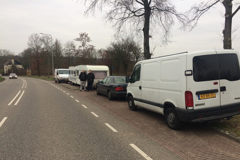 De broers Soering bij hun caravans op een voormalige bushalte aan de Europaweg-Noord in Landgraaf. 