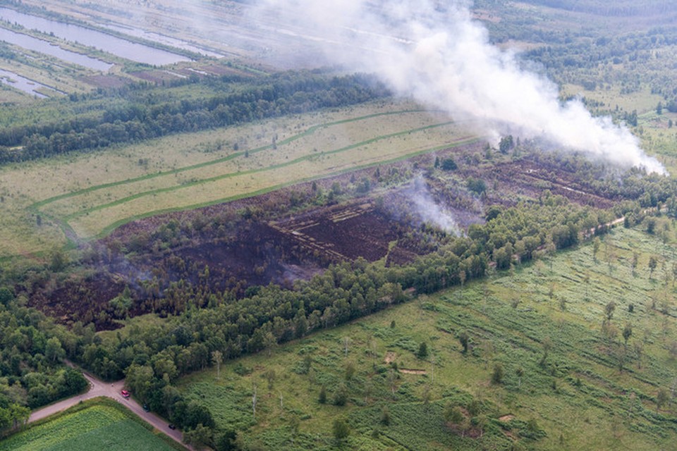 Een luchtfoto van natuurgebied de Peel waar een brand schade aanrichtte. 