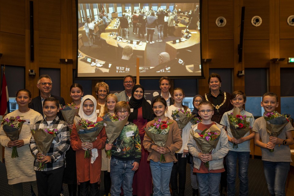 De nieuwe Kinderraad van Maastricht met midden kinderburgemeester Joost de Goeij en derde van links loco Amal Uncar.  