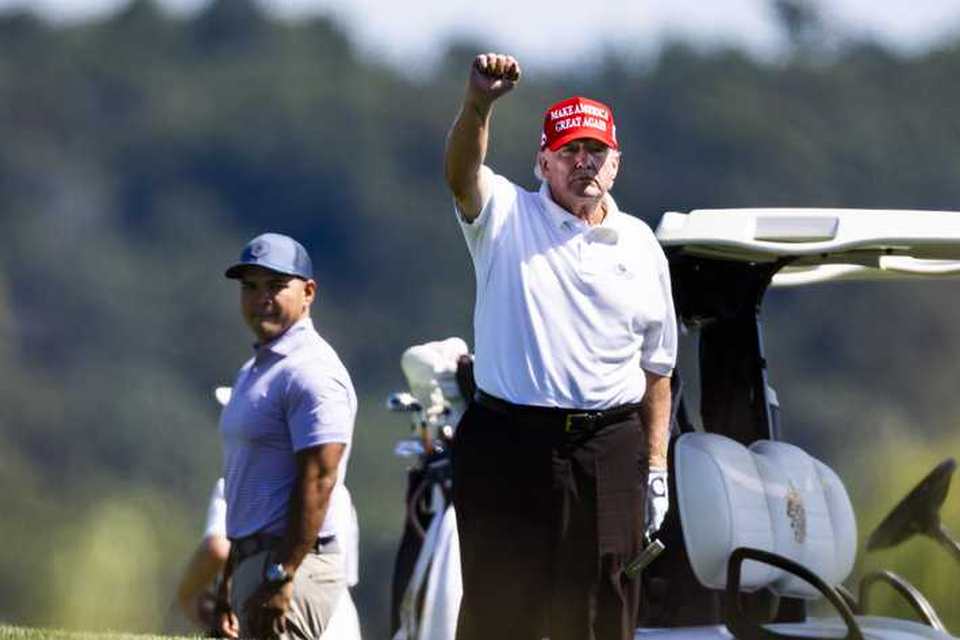 Donald Trump speelt golf op een van zijn clubs. 
