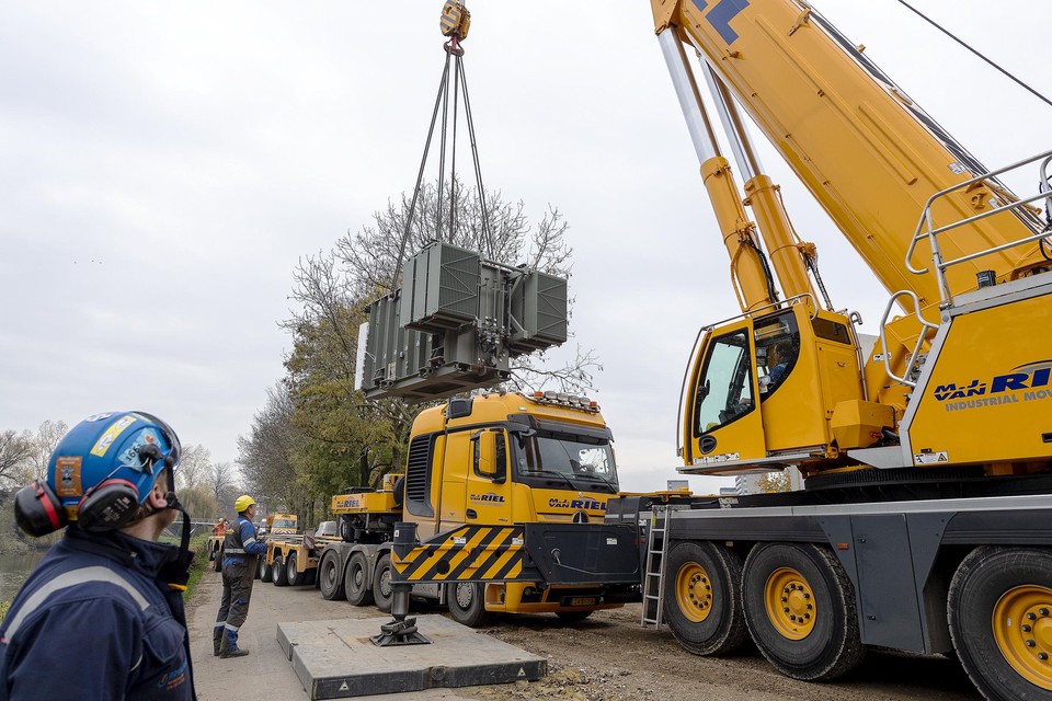 Enexis plaatst twee enorme nieuwe transformatoren in Maastricht.