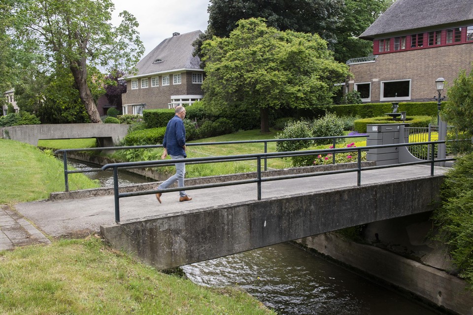 De karakteristieke bruggetjes naar de woningen aan de Parklaan worden vervangen door hogere versies vanwege de verbreding van de bedding van de Geleenbeek. 