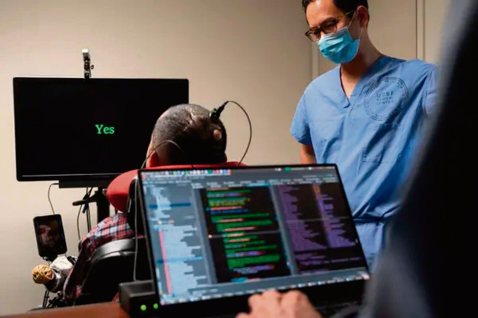 De proefpersoon met elektroden in het brein. Woorden die hij in gedachten spelt, worden weergegeven op het computerscherm. 