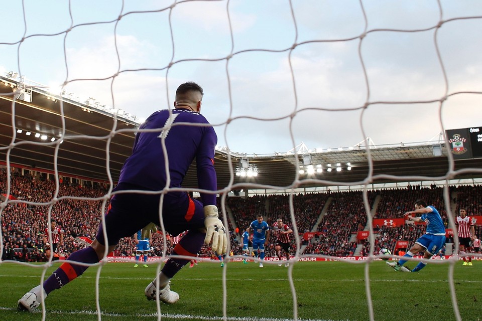Harry Arter jaagt de bal over het doel.