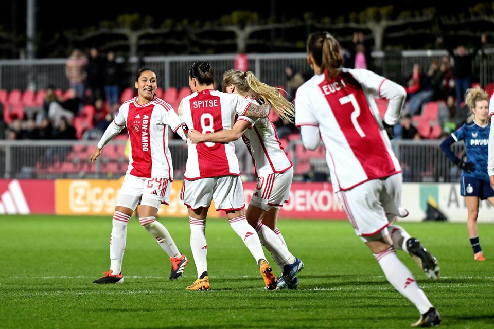 Romée Leuchter (nr. 7) is op weg naar Sherida Spitse, die Ajax vanaf de stip langs Feyenoord heeft geschoten.