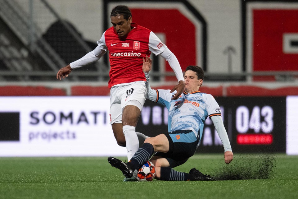 Camil Mmaee in actie voor MVV.