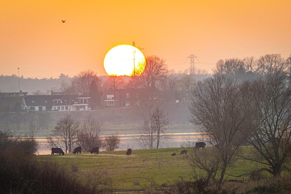 De zon gaat steeds later onder, sfeerbeeld bij de Maas tussen Beesel en Neer.