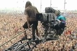 thumbnail: Het optreden van Pearl Jam op Pinkpop 1992 werd legendarisch door de sprong van frontman Eddie Vedder in het publiek.