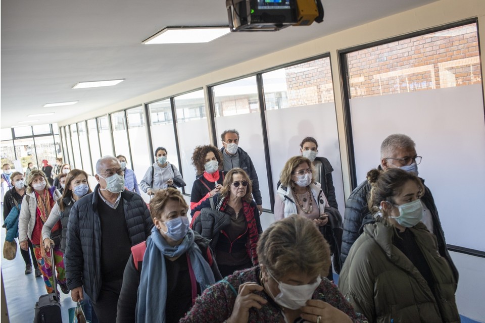 Een mondkapje dragen is niet erg zinvol als bescherming tegen het coronavirus, zegt de GGD. 